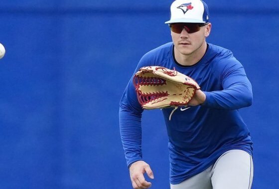 Phillies 5-4 से जीतने के लिए देर से नीले रंग की पकड़