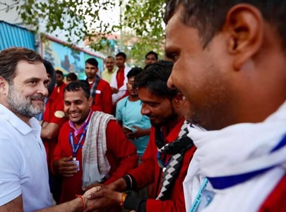 'मानवता चमकती है': राहुल गांधी एनडीएलएस में पोर्टर्स से मिलते हैं; भगदड़ के दौरान जीवन को बचाने के लिए धन्यवाद | भारत समाचार
