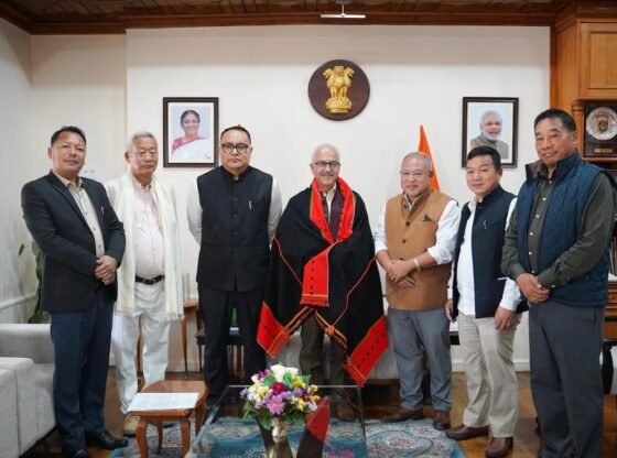 मणिपुर नागा विधायक गवर्नर मिलते हैं