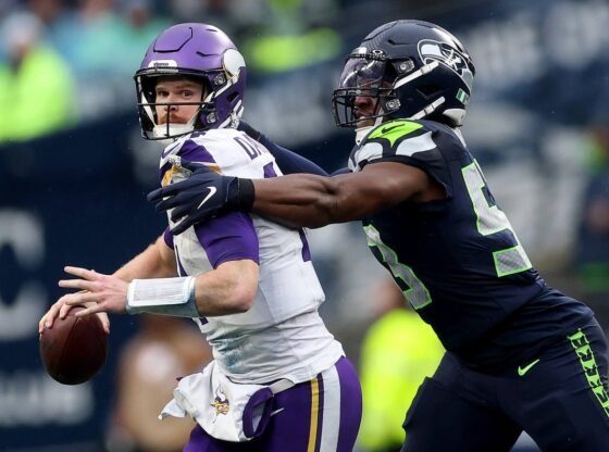 सैम डारनोल्ड में, Seahawks को एक छोटा, सस्ता QB मिला। यह तब तक कोई फर्क नहीं पड़ता जब तक वे उसका समर्थन नहीं करते