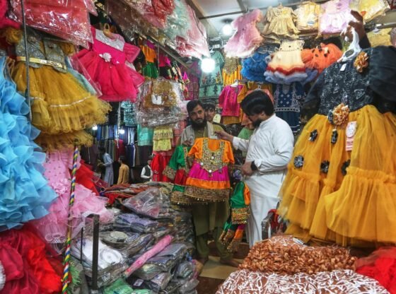 ईद अल-फितर क्या है और मुसलमान इस्लामिक अवकाश का जश्न कैसे मनाते हैं?