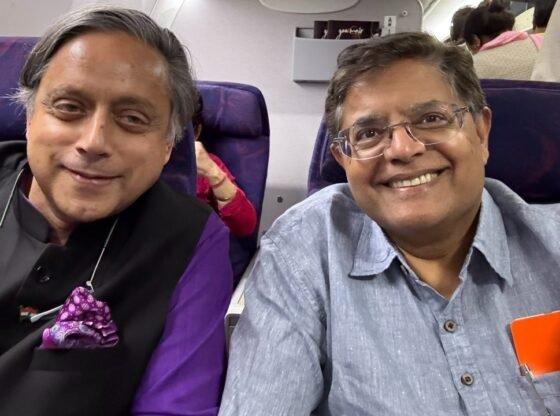 भाजपा सांसद बजयंत पांडा के साथ शशि थरूर सेल्फी