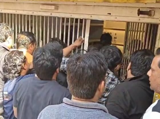 स्टॉक खत्म करने के लिए सौदों के बीच नोएडा शराब की दुकानों पर पागल भीड़