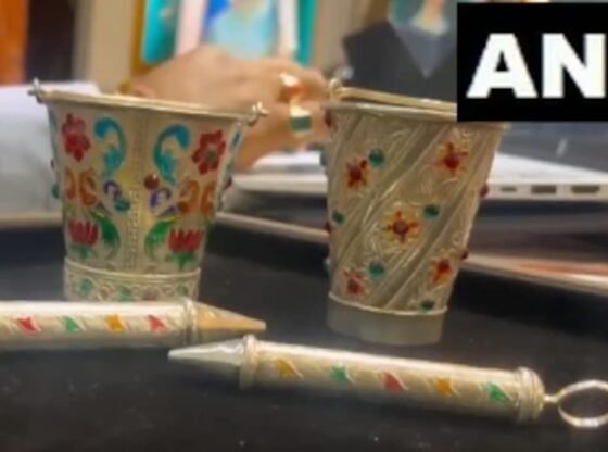 लखनऊ आदमी होली के लिए 1 लाख रुपये के सिल्वर पिचारी बेचता है