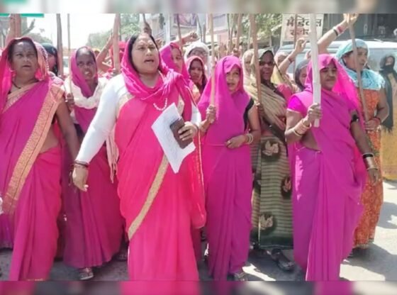 'गुलाबी गैंग' के सदस्य दहेज हत्या के आरोपों में पुलिस स्टेशन में उतरते हैं
