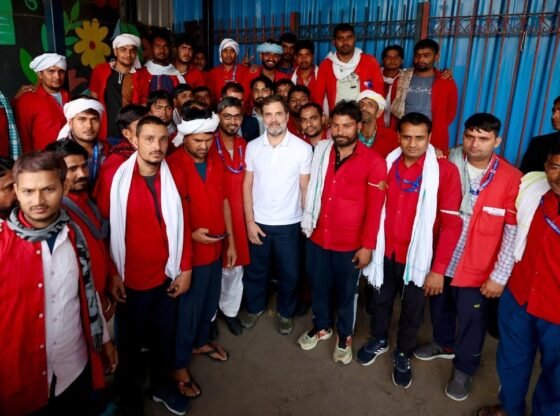 राहुल गांधी एनडीएलएस स्टैम्पेड - नई दिल्ली स्टेशन स्टैम्पेड: राहुल गांधी लोगों के जीवन को बचाने के लिए धन्यवाद पोर्टर्स