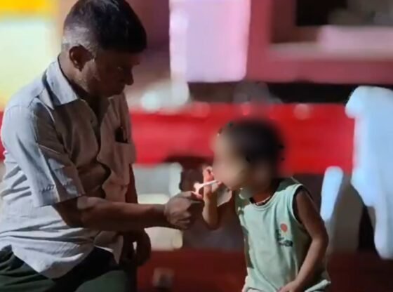 कैम पर पकड़ा गया: यूपी डॉक्टर उपचार के रूप में बच्चे को धूम्रपान सिगरेट बनाता है, जांच पर