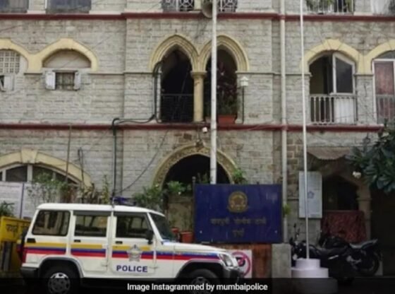 मुंबई में ऑटो रिक्शा की सवारी के दौरान शर्टलेस आदमी द्वारा मुंबई की महिला ने परेशान किया