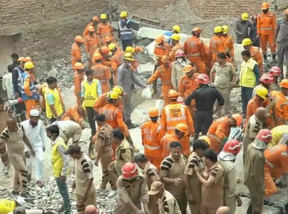 4 मृत, कई लोग दिल्ली के मुस्तफाबाद में इमारत के ढहने के रूप में फंस गए