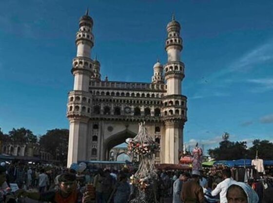 हैदराबाद में भारी बारिश के बीच चार्मिनर मीनार का हिस्सा टूट गया हैदराबाद न्यूज