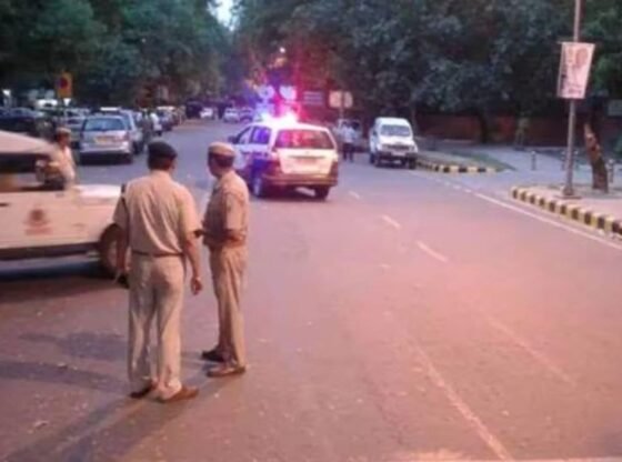 तेजी से कार के बाद घायल हुए दिल्ली पुलिस उसे बोनट पर ले जाती है; कोलकाता में संदिग्ध गिरफ्तार | दिल्ली न्यूज