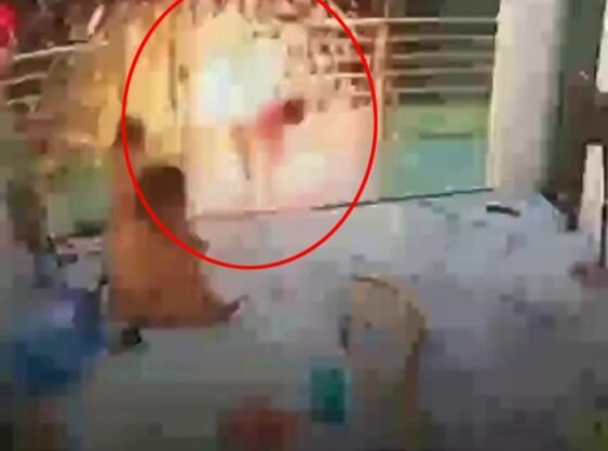 7 साल की भयानक पल लड़की को लाइव वायर को छूने के बाद स्पार्क्स की बौछार में बड़े पैमाने पर बिजली के झटके से उड़ान भरी जाती है