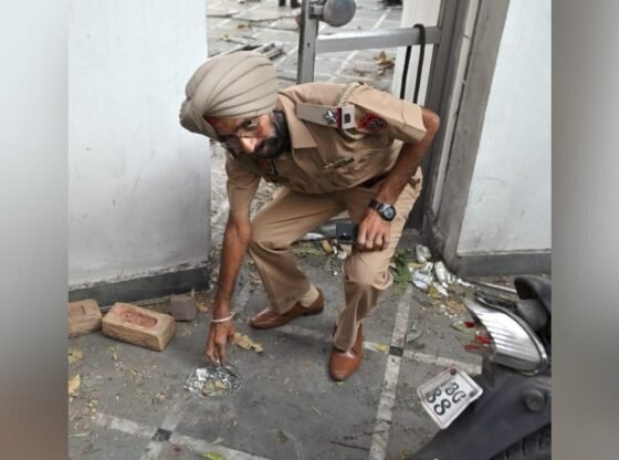 पाकिस्तानी आदमी 2 के बीच भाजपा नेता मनोरनजान कालिया के पंजाब घर के बाहर ग्रेनेड हमले में गिरफ्तार किया गया