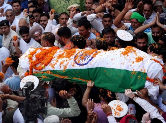 पाकिस्तान ने भारत के साथ 'ऑल-आउट युद्ध' की चेतावनी दी है क्योंकि कश्मीर हॉरर के बाद परमाणु पड़ोसियों के बीच तनाव भरे