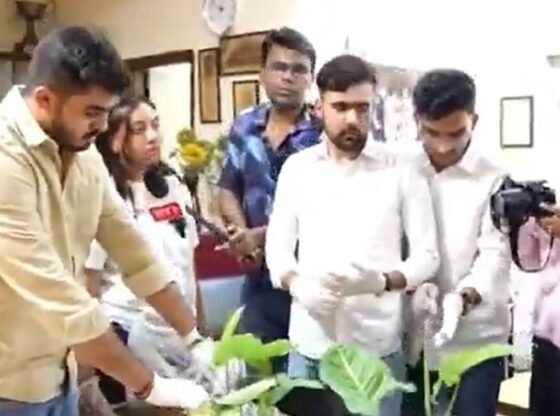DUSU चीफ स्मीयर गौ के गोबर लक्ष्मीबाई कॉलेज के प्रिंसिपल ऑफिस की दीवारों पर क्लासरूम कूलिंग रो के बीच