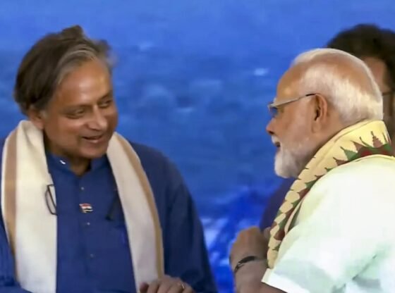 पीएम मोदी ने भारत को 'स्लीपलेस नाइट्स' जिब के साथ शशी थरूर, पिनाराई विजयन की उपस्थिति में मॉक किया। भारत समाचार