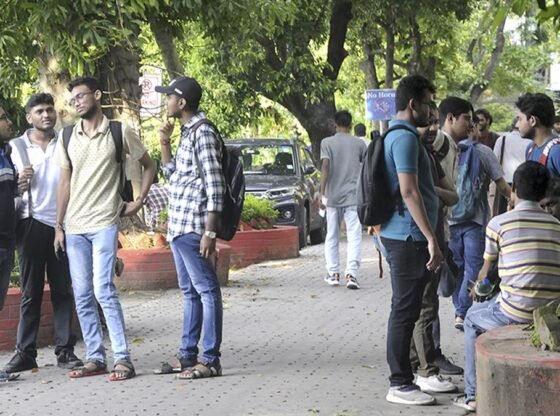 पश्चिम बंगाल में, स्कूलों से कॉलेजों में संक्रमण करने वाले छात्र अनिश्चितता से घूरते हैं