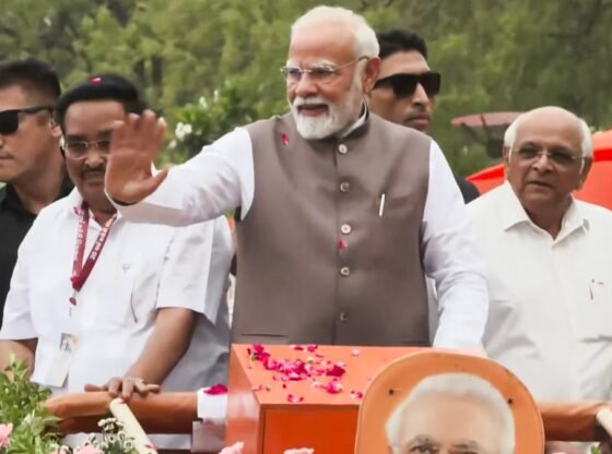 पीएम मोदी ने गांधीनगर में रोडशो रखा है