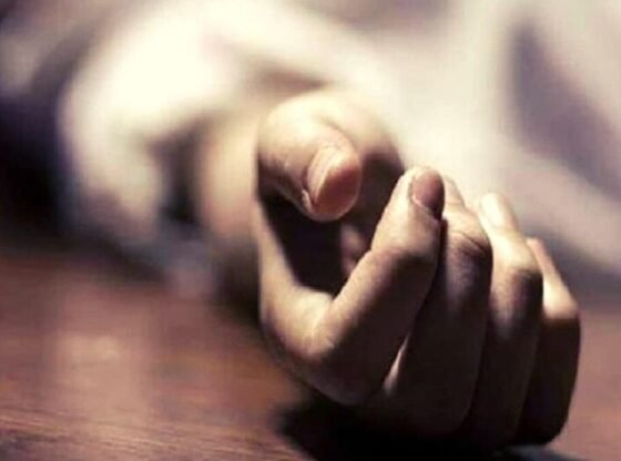 बहन की मौत से हैरान, आदमी उसकी साड़ी, आभूषण में कपड़े पहनता है, स्वयं को लटका देता है