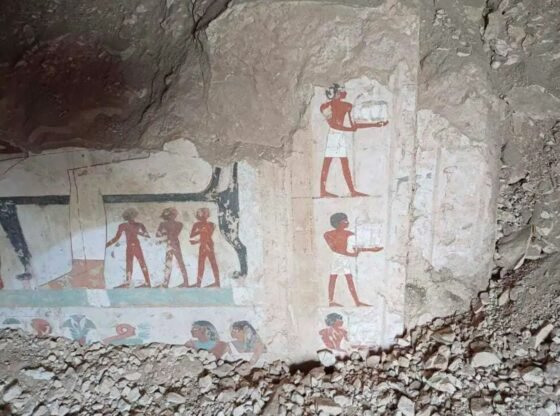 तीन प्राचीन मिस्र के कब्रें 3,500yrs के बाद अनियंत्रित हैं -लेकिन आपको आश्चर्य होगा कि प्रत्येक अलंकृत दफन साइट के लिए कौन था