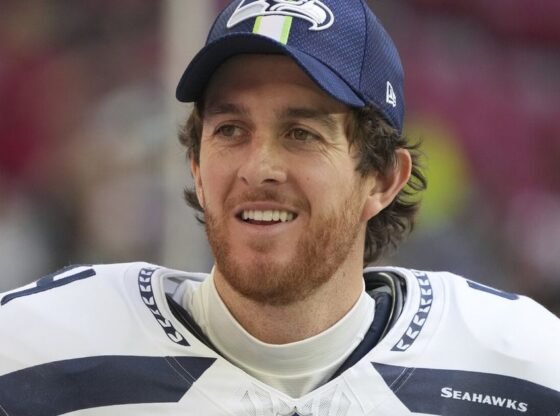 Seahawks नए सौदे के साथ एनएफएल इतिहास में माइकल डिक्सन को उच्चतम-भुगतान वाले पंच बनाते हैं