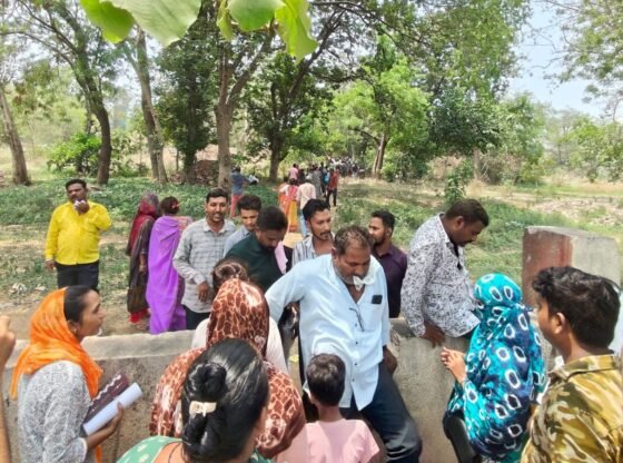 जिज्ञासु दर्शकों, ऑन-ड्यूटी मीडियापर्सन: लोग गिरे हुए विमान की झलक पकड़ने के लिए अहमदाबाद के मेघनिनगर में पहुंचते हैं। अहमदाबाद समाचार