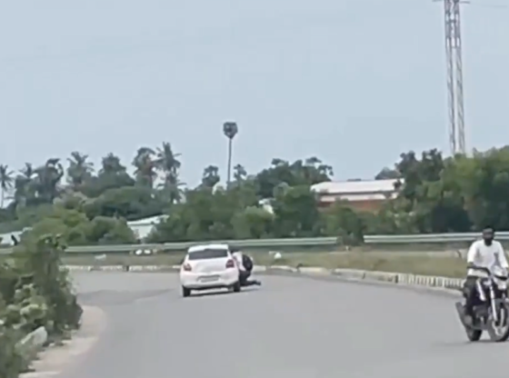 चेन्नई पुलिस कांस्टेबल ने अभियुक्तों का पीछा करते हुए कार को आगे बढ़ाने के लिए क्लिंग