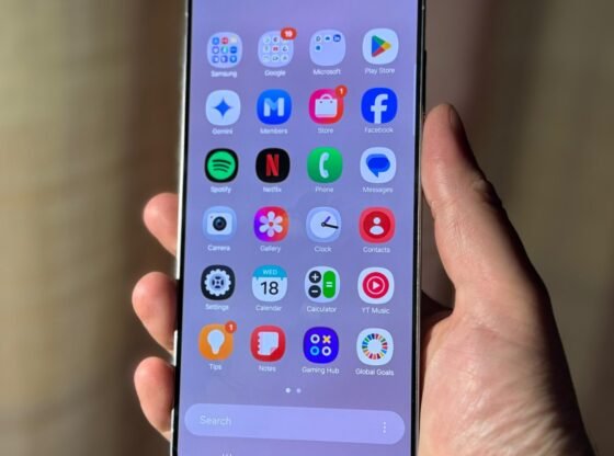 मैंने सैमसंग के पॉश नए मोबाइल की कोशिश की, जो iPhone को एक महंगी ईंट की तरह दिखता है - अपग्रेडिंग पर सहेजने का एक तरीका है