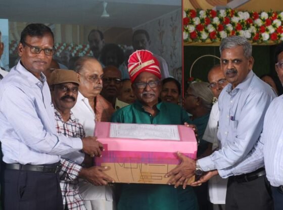 पुराने छात्र तिरुवनमलाई में इतिहास शिक्षक का सम्मान करते हैं