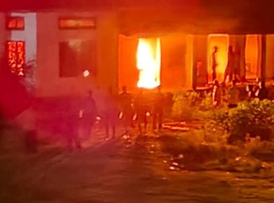 मणिपुर में तनाव बढ़ता है, इम्फाल ईस्ट सब-डिवीजनल कलेक्टर के कार्यालय में आग लगाई जाती है