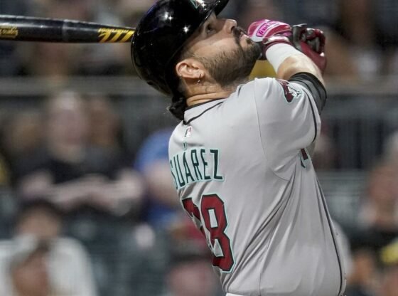 MARINERS 'EUGENIO SUAREZ MLB ट्रेड डेडलाइन पर एक होम रन