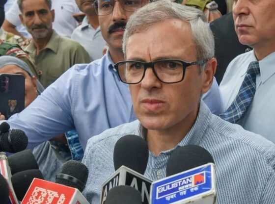 जम्मू और कश्मीर: सीएम उमर अब्दुल्ला ने 'शारीरिक जूझने' का आरोप लगाया, क्योंकि पुलिस ने उसे शहीदों की कब्रों पर जाने से रोक दिया। भारत समाचार