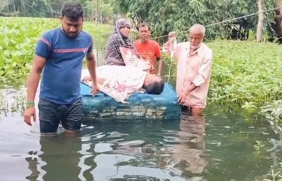 केले के राफ्ट, कंधों पर बच्चे: यह बंगाल गांव रहने के लिए संघर्ष करता है