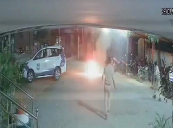 तेलंगाना मैन ने पुलिस स्टेशन के अंदर खुद को एब्लेज़ सेट किया, जब पुलिस ने उसके खिलाफ नशे में ड्राइविंग के मामले को फाइल किया - तेलंगाना न्यूज