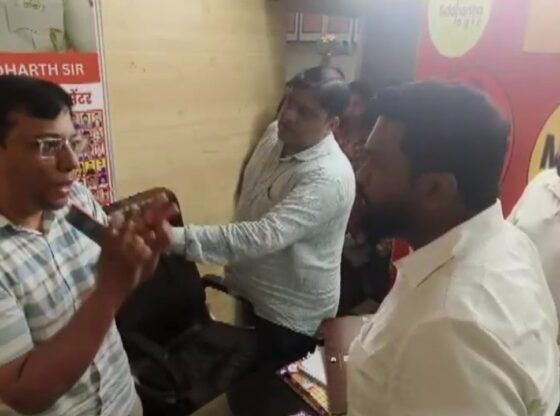 महाराष्ट्र नवनीरमैन सेना के कार्यकर्ताओं ने मुंबई यूपीएससी कोच, धोखाधड़ी वीडियो का आरोप लगाया