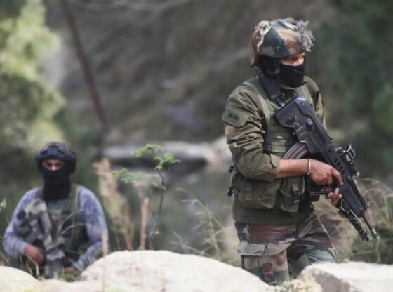 J & K: दो आतंकवादियों को पूनच में गिरफ्तार किया गया; असॉल्ट राइफल्स, गोला -बारूद बरामद | भारत समाचार
