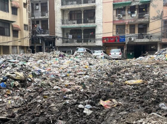 'काम के बाद, मैं गार्ड स्टैंड': दिल्ली के ओखला में, स्थानीय लोगों को घरों के बाहर कचरा डंपिंग बंद करने के लिए गश्त पर। दिल्ली न्यूज