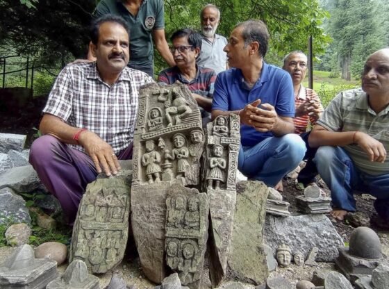 प्राचीन हिंदू मूर्तियाँ J & K के Anantnag जिले में एक वसंत में खुदाई के दौरान बरामद हुईं