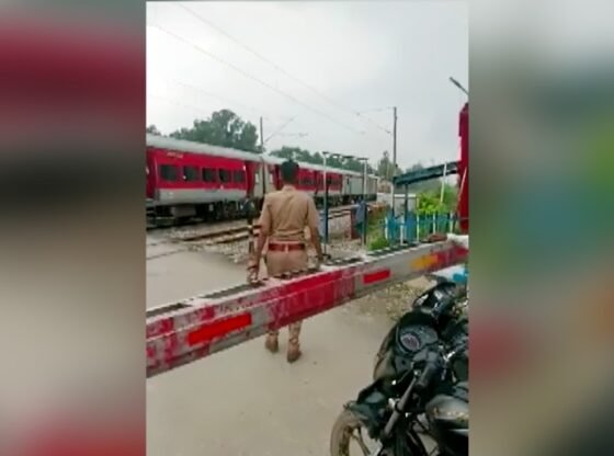 ट्रेन के दृष्टिकोण के रूप में पुलिस रेलवे क्रॉसिंग को 'नशे में', वीडियो वायरल हो जाता है