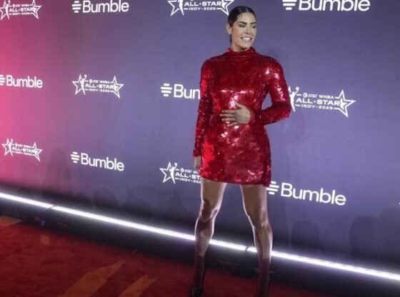 WNBA खिलाड़ी लगातार बढ़ते सुरंग वॉक फैशन को गले लगाते हैं