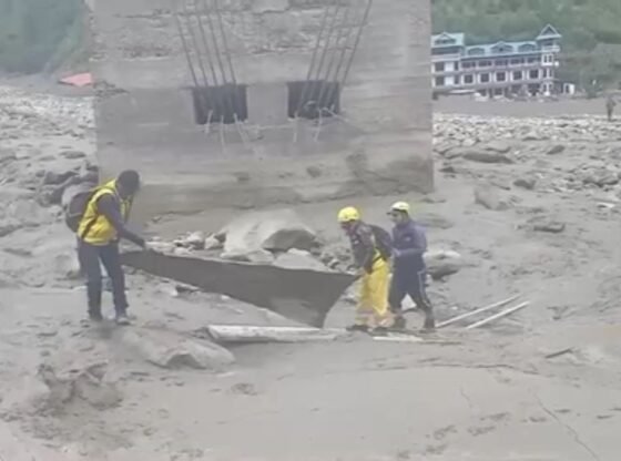 ब्रिज पतन उत्तरकाशी-धराली मार्ग, बचाव दल, राहत की पहुंच, हवा द्वारा राहत पहुंच