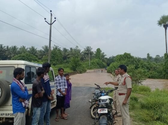 लगातार बारिश: महिला डूब गई, आंध्र प्रदेश के एलुरु जिले में बहने वाली धारा में एक और लापता