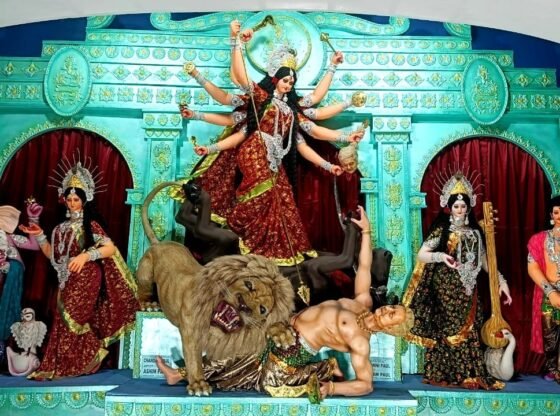 ट्रम्प के बाद, शेहबाज़ शरीफ, बंगाल दुर्गा पूजा पंडाल में दानव अवतार में यूनुस