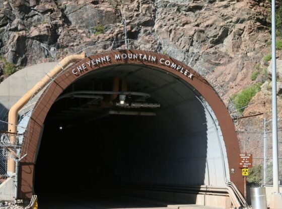 सीक्रेट बंकर के अंदर 2,000 फीट के नीचे माउंटेन डब 'द नॉट' डब किया गया है जो नुकस से बच सकता है और ट्रम्प का WW3 मुख्यालय होगा