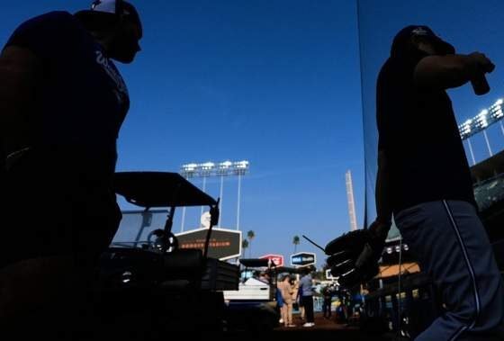 ब्लू जेज़ के प्रशंसक एलए डोजर्स को गेम 3 लेते देखने के लिए सुबह तक डटे रहे