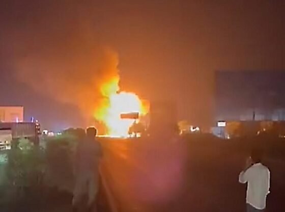एलपीजी सिलेंडरों को ले जाने वाले ट्रक ने जयपुर-अजमेर हाइवे पर टकराव के बाद आग पकड़ ली