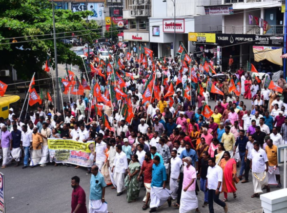 सबरीमाला में 'सोने की चोरी' का विरोध तेज होने पर केरल भाजपा कार्यकर्ता बैरिकेड्स पर चढ़ गए, पुलिस ने पानी की बौछारें छोड़ीं: वीडियो | भारत समाचार