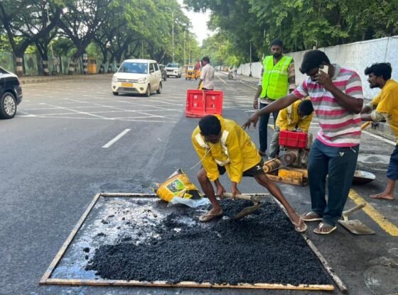राजमार्ग विभाग चेन्नई में बारिश से क्षतिग्रस्त सड़कों की मरम्मत कर रहा है