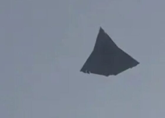 दिल दहला देने वाला क्षण, चीन ने ताकत का सार्वजनिक प्रदर्शन करते हुए नए J-36 स्टील्थ जेट का परीक्षण किया