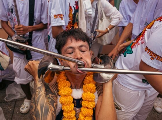 दर्दनाक तस्वीरें विचित्र अनुष्ठान दिखाती हैं जहां भक्त चरम भेदी उत्सव में खुद को कीलों से सूली पर चढ़ा लेते हैं